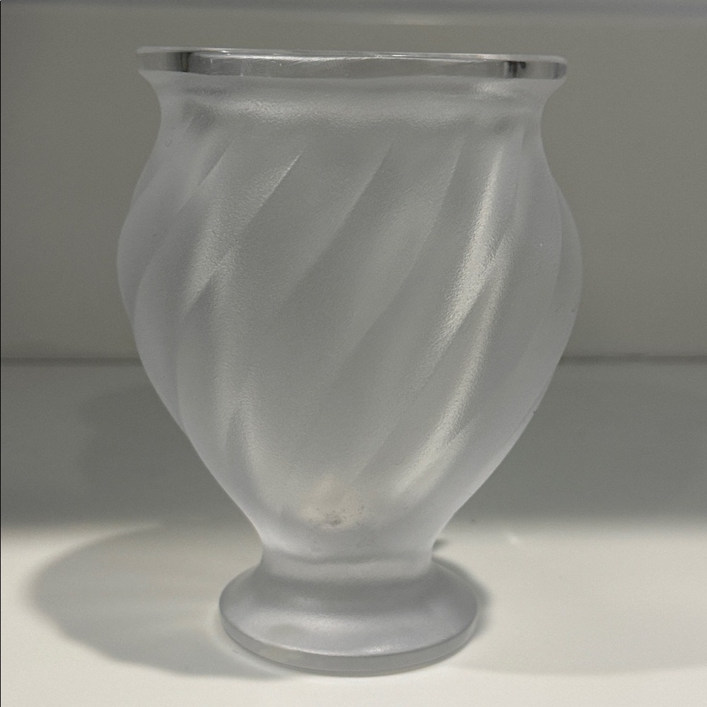 LALIQUE France Rosine Frosted Glass Vase with 3D Dove Design - Picture 3 of 7